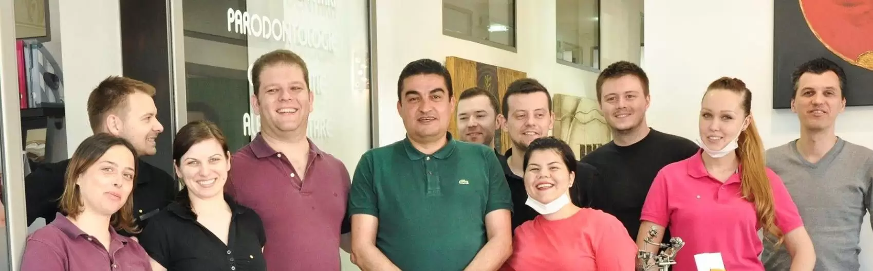 pacient zâmbind la finalul tratamentului împreuna cu echipa Dentaturism